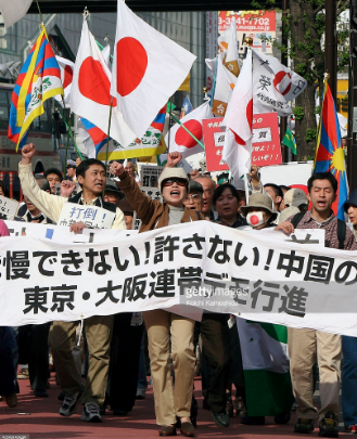 Anti-China protesters from Taiwan and Tibet living in Japan and rightish Japanese shout slogans.
